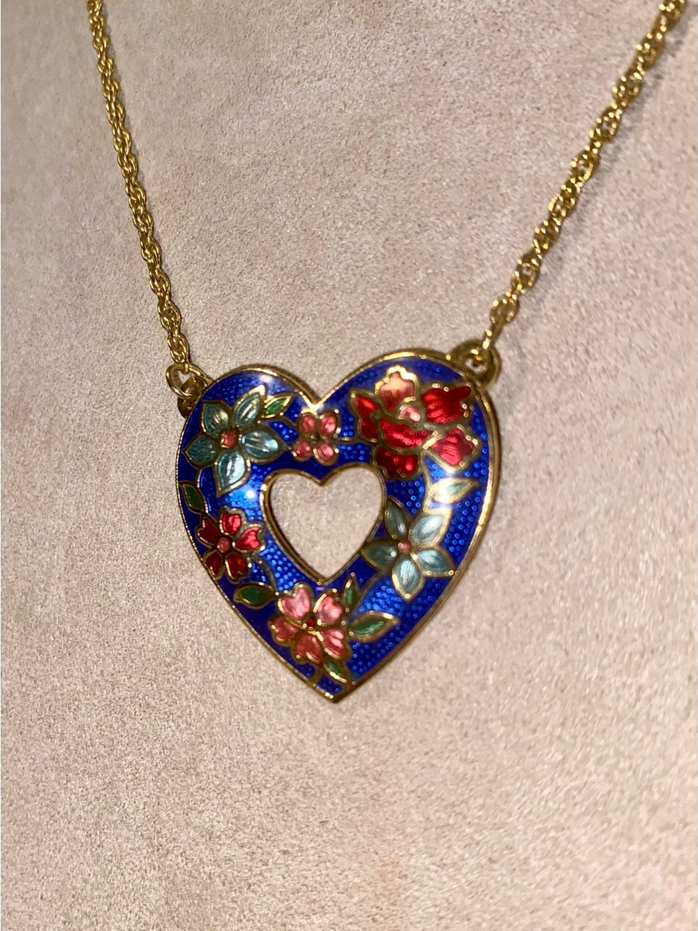 1988 Avon
"Romantic Cloisonne" Heart Pendant Necklace